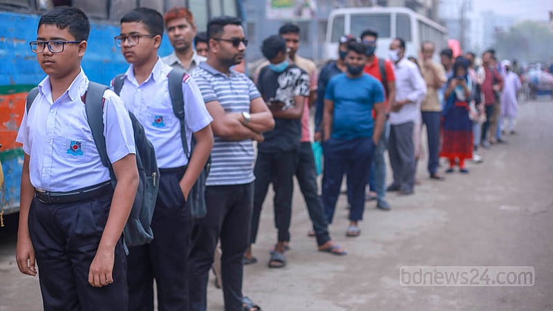 মোহাম্মদপুর বাস স্ট্যান্ডে বাসের অপেক্ষায় থাকা শিক্ষার্থী মোহাম্মদ আয়ন জানান, প্রতিদিনই তাকে দীর্ঘ সময় লাইনে দাঁড়িয়ে থাকতে হয়।&amp;nbsp;ছবি: তাওহীদুজ্জামান তপু