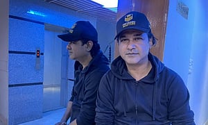 ‘এক দেশে দুই আইন’- বললেন আসিফ আকবর
