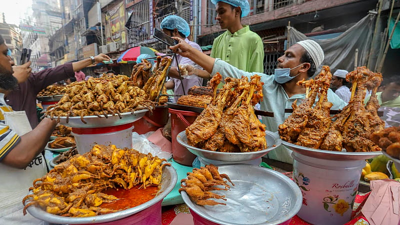 পুরান ঢাকার চকবাজারে ঐতিহ্যবাহী বিভিন্ন ধরনের ইফতার সাজিয়ে দোকানিরা। ছবি: আসিফ মাহমুদ অভি