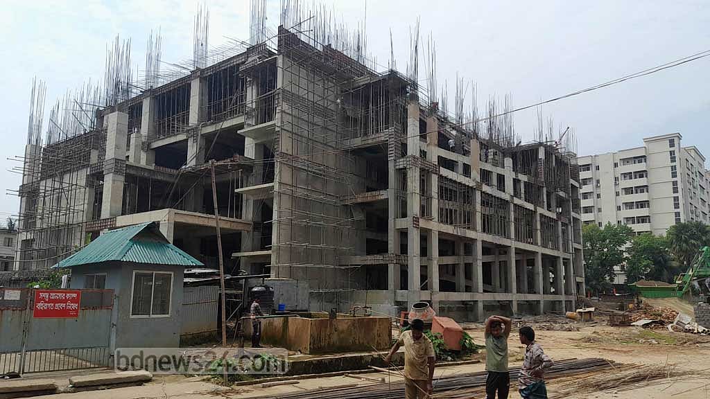 নিরাপত্তা ব্যবস্থা ছাড়া ওসমানী হাসপাতালের ভবন নির্মাণ চলছে
