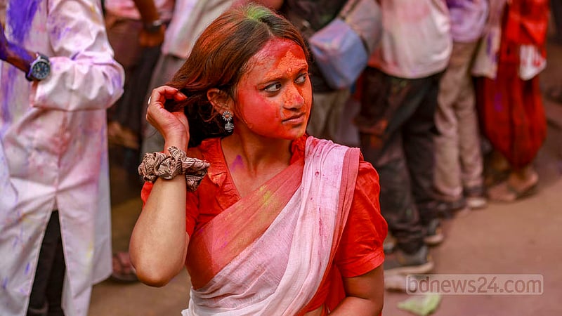 ঢাকা বিশ্ববিদ্যালয়ের চারুকলা অনুষদে বুধবার এক তরুণী আবীর মেখে ছবি উঠালেন । ছবি: তাওহীদুজ্জামান তপু &amp;nbsp;
