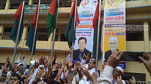 ক্লাস চলাকালে স্কুলের মাঠে ওয়ার্ড আওয়ামী লীগের সম্মেলন