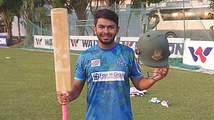 আনিসুলের প্রথম সেঞ্চুরি, এনামুল-সাদমানের ফিফটি