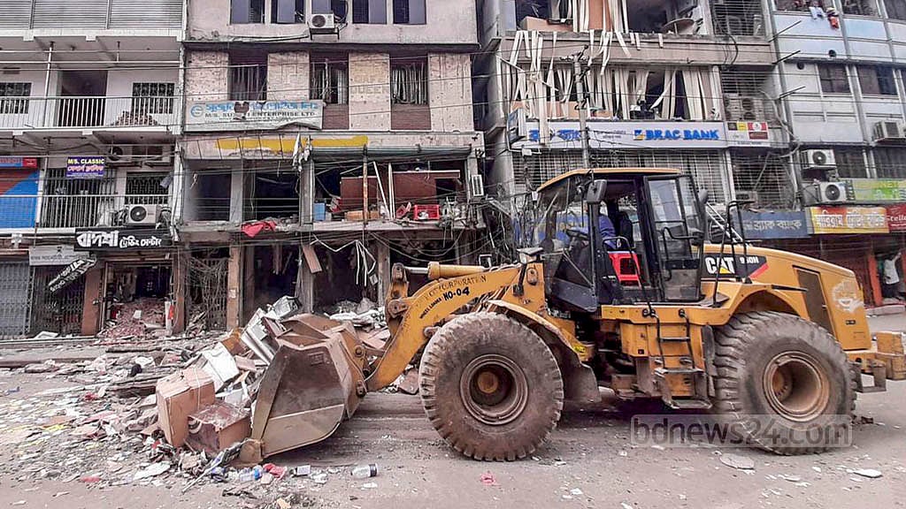 সিদ্দিক বাজারের বিধ্বস্ত ভবনে নি‌খোঁজ ব্যক্তির জন্য অনুসন্ধান চলবে: ফায়ার সার্ভিস