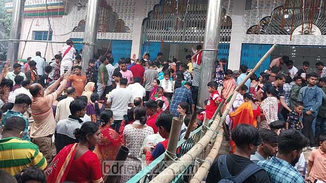 মুন্সীগঞ্জের ইছামতির তীরে কালীপূজায় পুণ্যার্থীর ঢল
