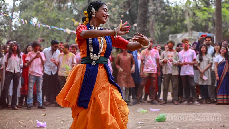 ঢাকা বিশ্ববিদ্যালয়ের চারুকলা অনুষদে রং উৎসবের শুরু হয় নাচ দিয়ে, পরে চলে রঙের খেলা। ছবি: তাওহীদুজ্জামান তপু &amp;nbsp;