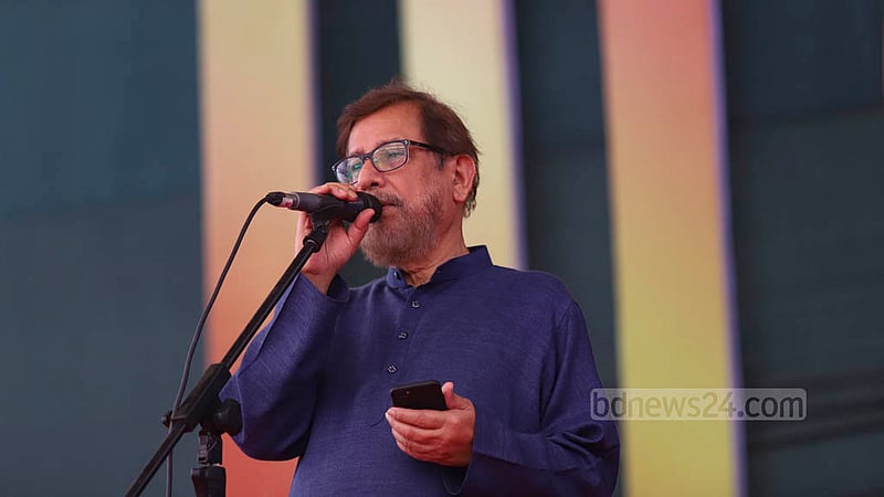 ঢাকা বিশ্ববিদ্যালয়ের কেন্দ্রীয় খেলার মাঠে শুক্রবার মুক্তির উৎসবে কবিতা আবৃত্তি করেন মুক্তিযুদ্ধ জাদুঘরের ট্রাস্টি আসাদুজ্জামান নূর।&amp;nbsp;ছবি: মাহমুদ জামান অভি
