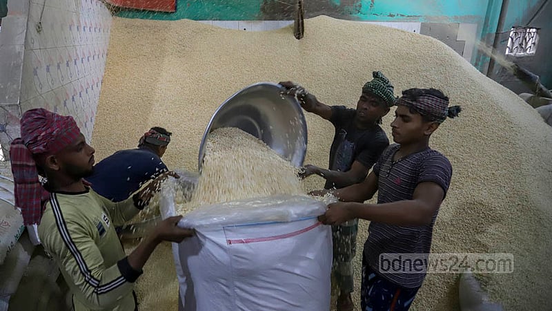 নারায়ণগঞ্জের পাগলার একটি কারখানায় বিক্রির জন্য বস্তায় ভরা হচ্ছে মুড়ি। ছবি: আসিফ মাহমুদ অভি