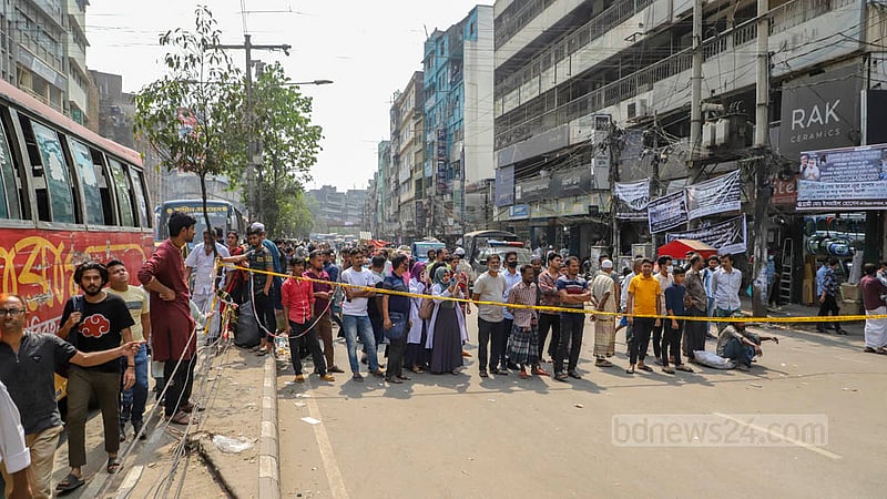 পুরান ঢাকার সিদ্দিক বাজারে বিস্ফোরণের পঞ্চম দিনেও ভবনটি ঘিরে উৎসুক মানুষের ভিড়। ছবি: আসিফ মাহমুদ অভি