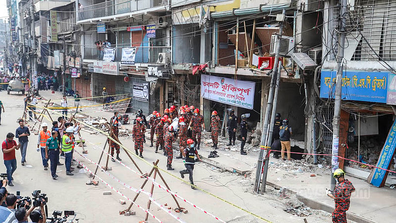 পুরান ঢাকার সিদ্দিক বাজারে বিস্ফোরণে বিধ্বস্ত ভবন থেকে বৃহস্পতিবার আরেকটি মরদেহ উদ্ধার করে ফায়ার সার্ভিস। তাতে মৃতের সংখ্যা বেড়ে দাঁড়িয়েছে ২১ জনে। ছবি: আসিফ মাহমুদ অভি