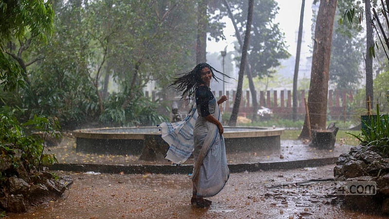 ঢাকা বিশ্ববিদ্যালয়ের চারুকলা অনুষদে চৈত্রের হঠাৎ ঝুম বৃষ্টি উপভোগ করছেন এক তরুণী।&amp;nbsp;ছবি: তাওহীদুজ্জামান তপু