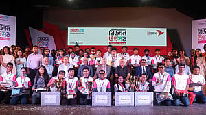 বিকাশের বিজ্ঞান উৎসবে পরিবেশবান্ধব প্লাস্টিক বানিয়ে সেরা অঙ্কিতা-সুমাইয়া