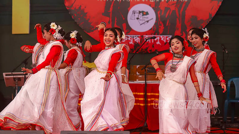 ঢাকা বিশ্ববিদ্যালয়ের কেন্দ্রীয় খেলার মাঠে মুক্তিযুদ্ধ জাদুঘরের আয়োজনে মুক্তির উৎসবে নৃত্য পরিবেশন করেন ভাষানটেক স্কুল অ্যান্ড কলেজের শিক্ষার্থীরা।&amp;nbsp;ছবি: মাহমুদ জামান অভি