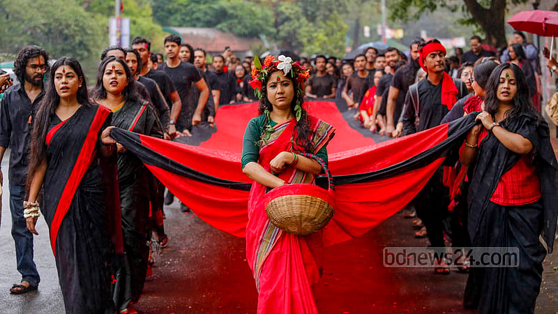 প্রাচ্যনাটের লালাযাত্রায় মায়ের চরিত্রে দেখা যায় একজনকে, যার লাল আঁচল ধরে&amp;nbsp;হেঁটে চলে সবাই।&amp;nbsp;ছবি: মাহমুদ জামান অভি