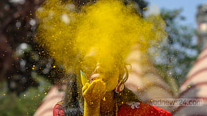 আবীরে রঙিন দোল উৎসব