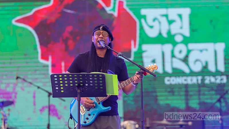 ঢাকার আর্মি স্টেডিয়ামে জয় বাংলা কনসার্টে গান পরিবেশন করছে রায়েফ আল হাসান রাফা।