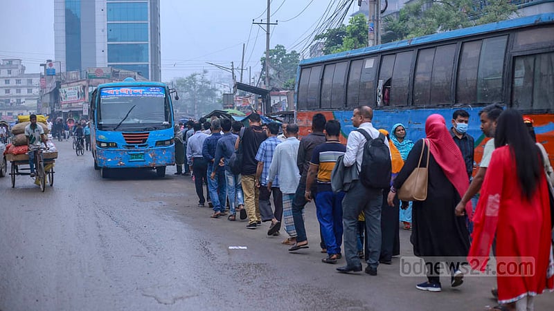 ঢাকার মোহাম্মদপুর বাস স্ট্যান্ডে রোববার সকালে লম্বা লাইনে দাঁড়িয়ে বাসে উঠছেন যাত্রীরা।&amp;nbsp;ছবি: তাওহীদুজ্জামান তপু