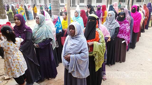 গাজীপুরে তিন ইউপির ভোট শুরু: চেয়ারম্যান পদে লড়ছেন ১৩ প্রার্থী