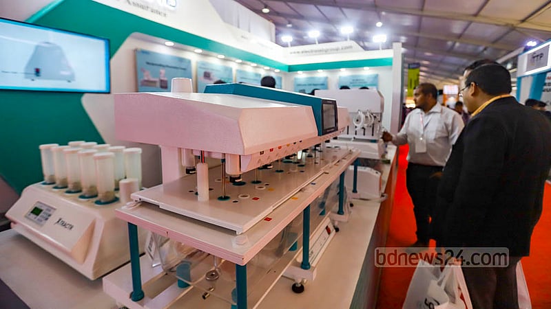 ঢাকার কুড়িলে ইন্টারন্যাশনাল কনভেনশন সিটি বসুন্ধরায় (আইসিসিবি) এশিয়া ফার্মা এক্সপোতে স্থান পেয়েছে ল্যাব ইকুইপমেন্ট ও এপিআই ম্যানুফ্যাকচারিং প্ল্যান্টসহ নানা ধরনের যন্ত্রাংশ।&amp;nbsp;ছবি: মাহমুদ জামান অভি