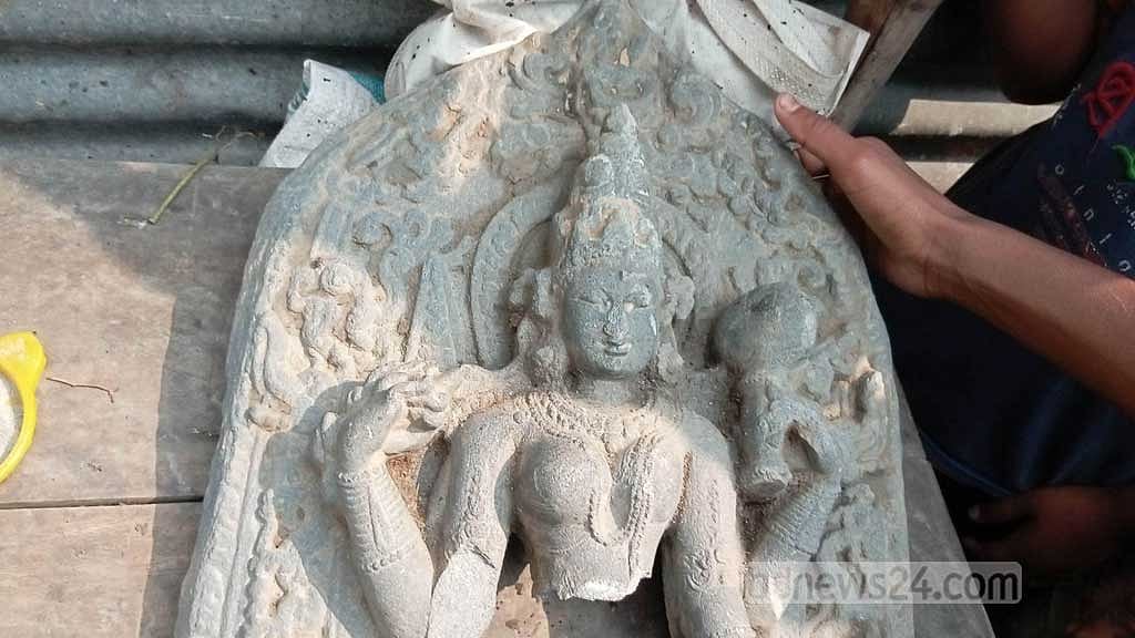 সিরাজগঞ্জে পুকুর খুঁড়তেই বেরিয়ে এলো ‘বিষ্ণু মূর্তি’