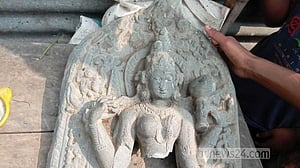 সিরাজগঞ্জে পুকুর খুঁড়তেই বেরিয়ে এলো ‘বিষ্ণু মূর্তি’