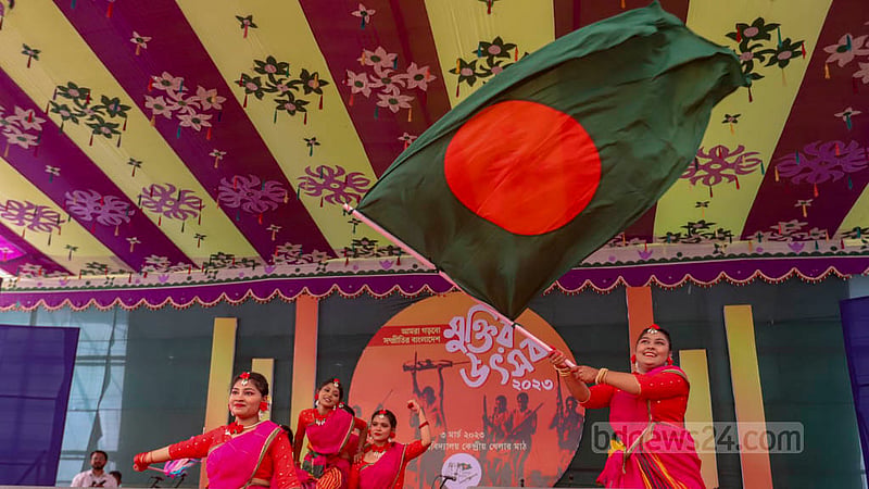ঢাকা বিশ্ববিদ্যালয়ের কেন্দ্রীয় খেলার মাঠে শুক্রবার মুক্তির উৎসবে নৃত্য পরিবেশন করেন ইঞ্জিনিয়ারিং ইউনিভার্সিটি স্কুল অ্যান্ড কলেজের শিক্ষার্থীরা।&amp;nbsp;ছবি: মাহমুদ জামান অভি