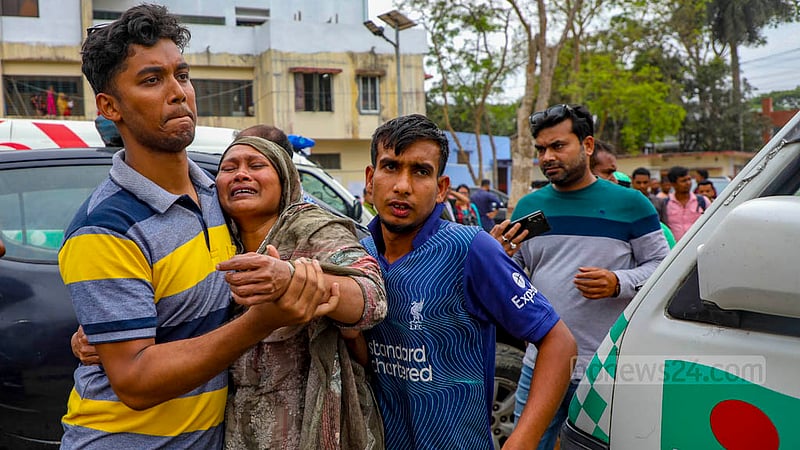 বঙ্গবন্ধু এক্সপ্রেসওয়ের রেলিং ভেঙে নিচে পড়া ইমাদ পরিবহনের বাস দুর্ঘটনায় নিহতদের স্বজনরা শিবচর উপজেলা স্বাস্থ্য কমপ্লেক্সে কান্নায় ভেঙ্গে পড়েন।