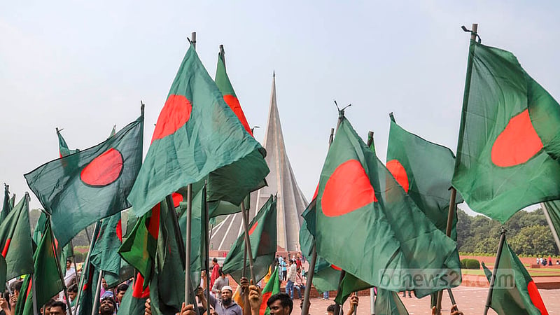 দেশের পতাকা হাতে জাতীয় স্মৃতিসৌধে শহীদদের শ্রদ্ধা জানান পোশাক শ্রমিকেরা।&amp;nbsp;ছবি: আসিফ মাহমুদ অভি