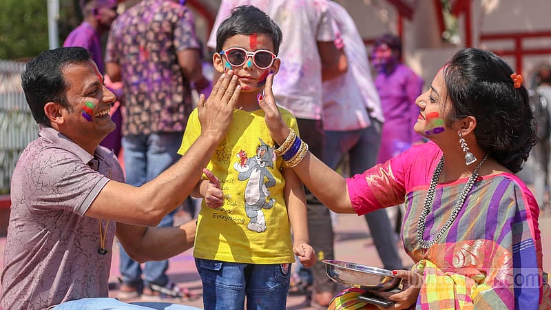 ঢাকেশ্বরী মন্দিরে আবীর খেলতে বাবা মায়ের সঙ্গে এসেছিল এ শিশুও।&amp;nbsp;ছবি: তাওহীদুজ্জামান তপু