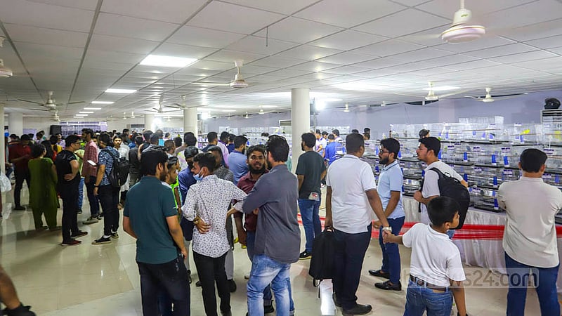 ঢাকর শেরে বাংলা কৃষি বিশ্ববিদ্যালয়ে শুক্রবার দিনব্যাপী পাখি মেলায় দর্শনার্থীরা। ছবি: আসিফ মাহমুদ অভি