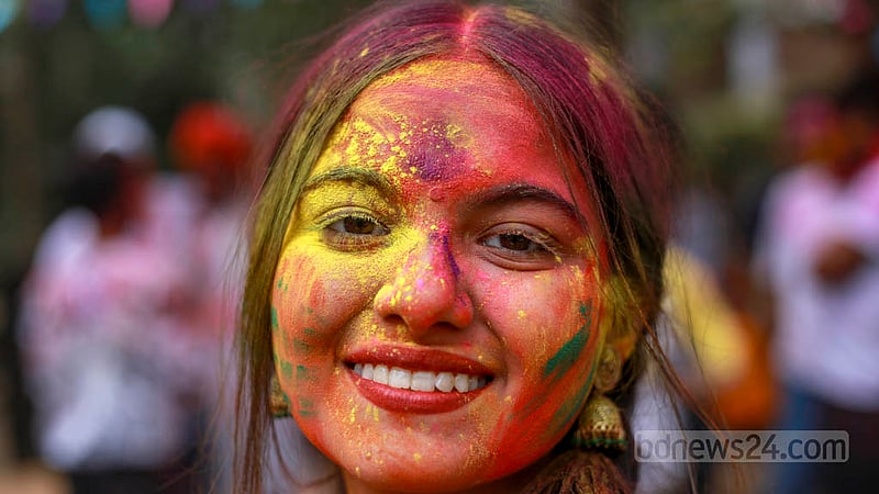 রং উৎসবে আবীর রাঙা ঢাকা বিশ্ববিদ্যালয়ের চারুকলা অনুষদের শিক্ষার্থী ইথার। ছবি: তাওহীদুজ্জামান তপু