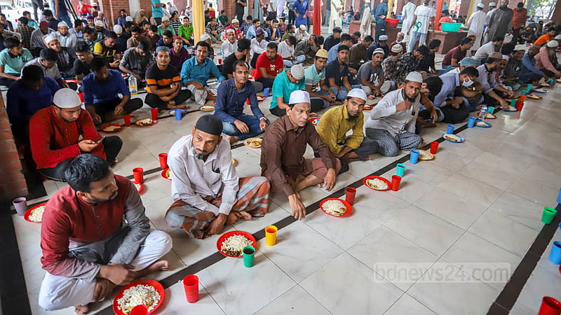 আজানের শব্দে রোজা ভাঙার অপেক্ষায় রোজাদাররা। ছবি: আসিফ মাহমুদ অভি
