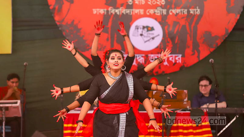 ঢাকা বিশ্ববিদ্যালয়ের কেন্দ্রীয় খেলার মাঠে শুক্রবার মুক্তির উৎসবে নৃত্য পরিবেশন করেন ইঞ্জিনিয়ারিং ইউনিভার্সিটি স্কুল অ্যান্ড কলেজের শিক্ষার্থীরা।&amp;nbsp;ছবি: মাহমুদ জামান অভি