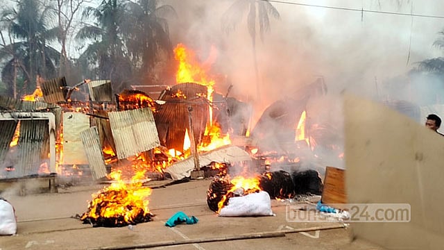 বান্দরবানের থানচিতে পুড়ে গেলো ৫২ দোকান