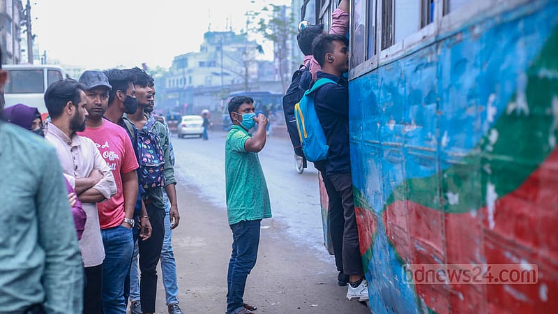 গণপরিবহনে চাহিদা অনুযায়ী বাস না থাকায় রোববার সকালে লম্বা লাইন শেষে নিরুপায় হয়েই ঝুঁকি নিয়ে গেইটে ঝুলে গন্তব্যের পথে যাত্রীরা।&amp;nbsp;ছবি: তাওহীদুজ্জামান তপু