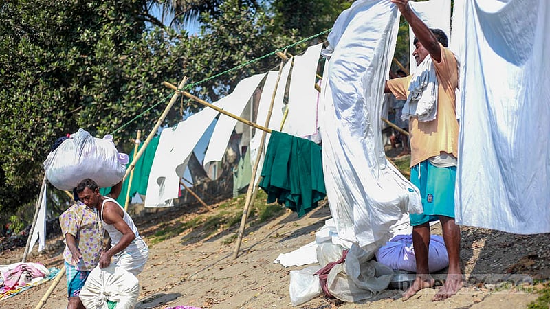 দৈনিক এক হাজার টাকার চুক্তিতে তারা কাপড় ধোয়া ও শুকানোর এ কাজ করেন বলে জানালেন এক ধোপা।&amp;nbsp;ছবি: তাওহীদুজ্জামান তপু