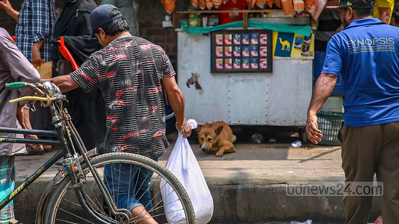 রোজা উপলক্ষে ঢাকার আজিমপুর এলাকায় বৃহস্পতিবার টিসিবির বিভিন্ন পণ্য বেচার সময় বিক্রয় কর্মীদের বিরুদ্ধে স্বজনপ্রীতির অভিযোগ ওঠে।&amp;nbsp; ছবি: তাওহীদুজ্জামান তপু
