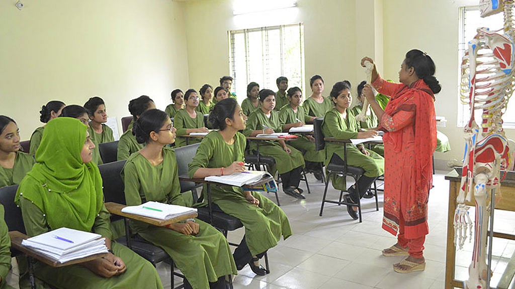 নার্সিংয়ে ‘সরাসরি’ শিক্ষক নিয়োগের তাগাদা, ‘অভিজ্ঞদের’ কী হবে?
