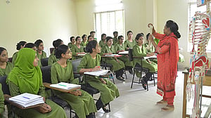 নার্সিংয়ে ‘সরাসরি’ শিক্ষক নিয়োগের তাগাদা, ‘অভিজ্ঞদের’ কী হবে?