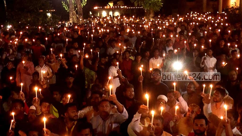 বরিশালে শহীদদের শ্রদ্ধায় হাজারো মোমবাতিতে আলোকিত বধ্যভূমি