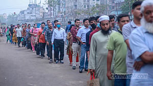 বাসের অপেক্ষায় দীর্ঘ লাইনে