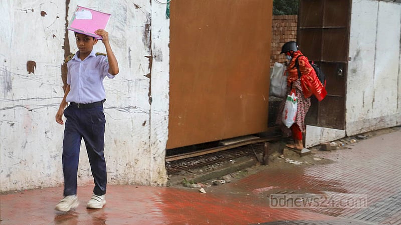 স্কুল শেষে ফেরার পথে গুড়িগুড়ি বৃষ্টিতে খানিকটা বিপাকে পড়তে হয় শিক্ষার্থীদের। ছবি: আসিফ মাহমুদ অভি