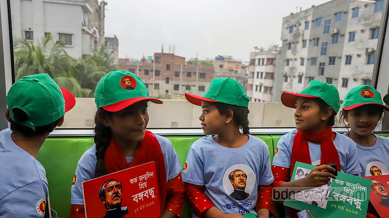 বঙ্গবন্ধুর জন্মবার্ষিকী ও জাতীয় শিশু দিবস উপলক্ষে শুক্রবার সুবিধাবঞ্চিত শিশুদের মেট্রোরেল ভ্রমণ। আগারগাঁও স্টেশনে থেকে উত্তরা উত্তর স্টেশন ভ্রমণ করে শিশুরা। ছবি: আসিফ মাহমুদ অভি
