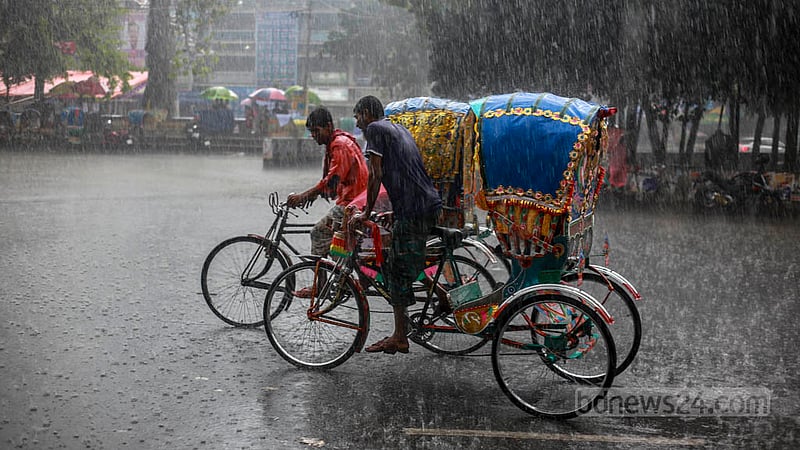 চৈত্রের শুরুতে গুঁড়িগুঁড়ি আর মাঝারি বৃষ্টিতে ভোগান্তিতে পড়তে হয় রিকশাচালকদের। ছবিটি ঢাকা বিশ্ববিদ্যালয়ের রাজু ভাস্কর্য এলাকার।&amp;nbsp;ছবি: তাওহীদুজ্জামান তপু