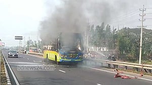 ঢাকা-মাওয়া এক্সপ্রেসওয়েতে যাত্রীবাহী বাসে আগুন
