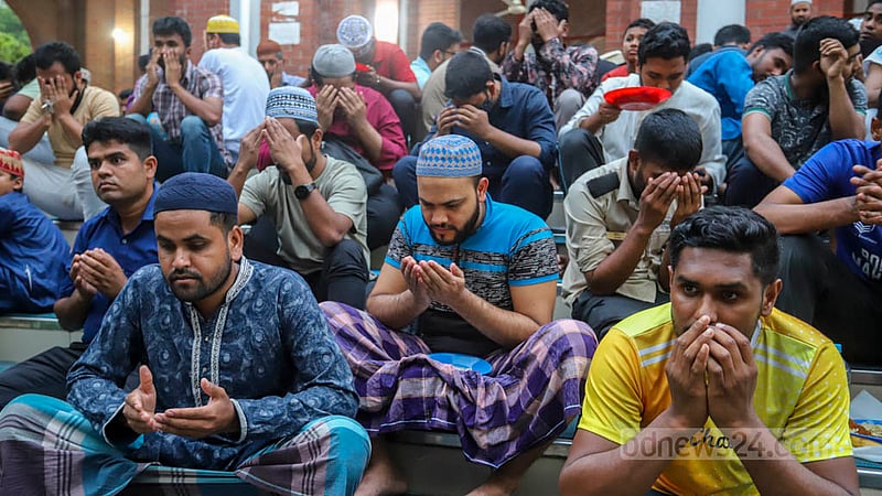 ইফতারের আগে গাউসুল আজম মসজিদে মোনাজাতে রোজাদাররা। ছবি: আসিফ মাহমুদ অভি