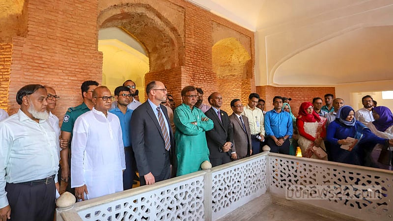 সংস্কার ও পুনরুদ্ধারের কার্যক্রম শেষে মুঘল আমলের স্থাপত্য লালবাগ কেল্লার হাম্মাম খানা ঘুরে দেখেন অতিথিরা। ছবি: আসিফ মাহমুদ অভি