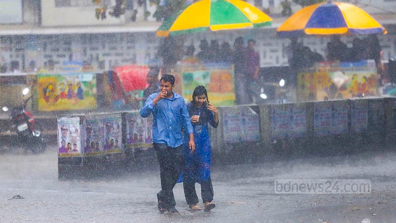 ঢাকা বিশ্ববিদ্যালয় এলাকায় বুধবার দুপুরের হঠাৎ ঝুম বৃষ্টিতে অনেককে দেখা যায় আপন মনে ভিজতে।&amp;nbsp;ছবি: মাহমুদ জামান অভি