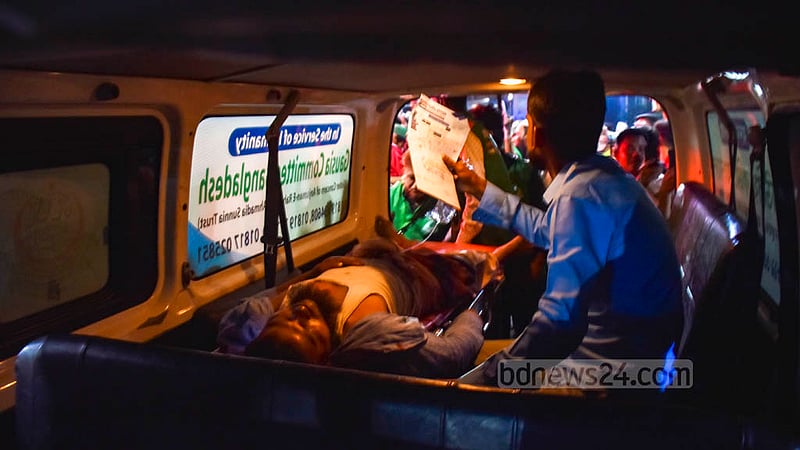 চট্টগ্রামের সীতাকুণ্ডে সীমা অক্সিজেন প্ল্যান্টে শনিবার বিকালে বিস্ফোরণের পর আহতদের নিয়ে যাওয়া হয় চট্টগ্রাম মেডিকেল কলেজ হাসপাতালে।