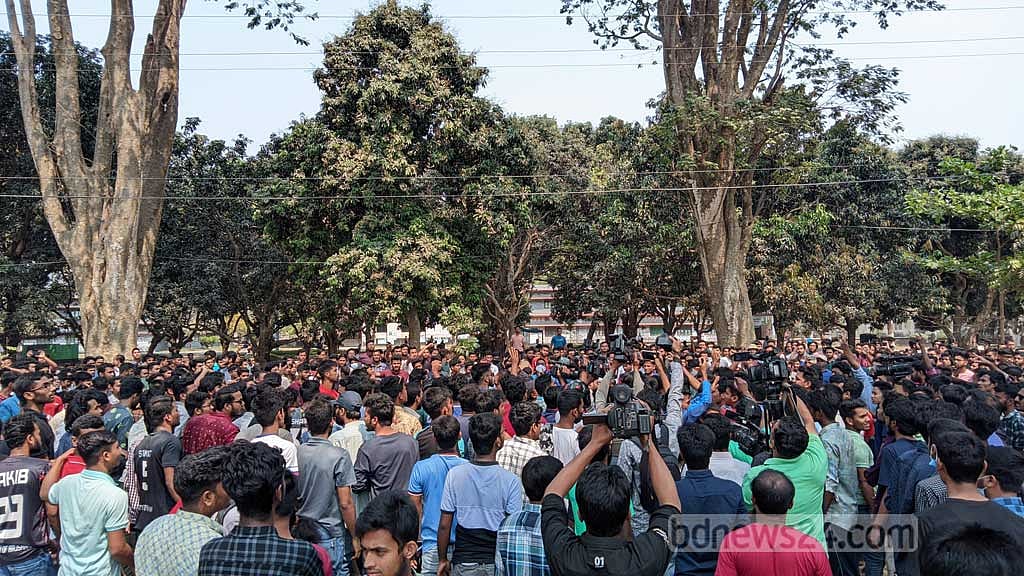 উপাচার্যের বাসভবনের সামনে অবস্থান রাবি শিক্ষার্থীদের, তালা প্রশাসন ভবনে